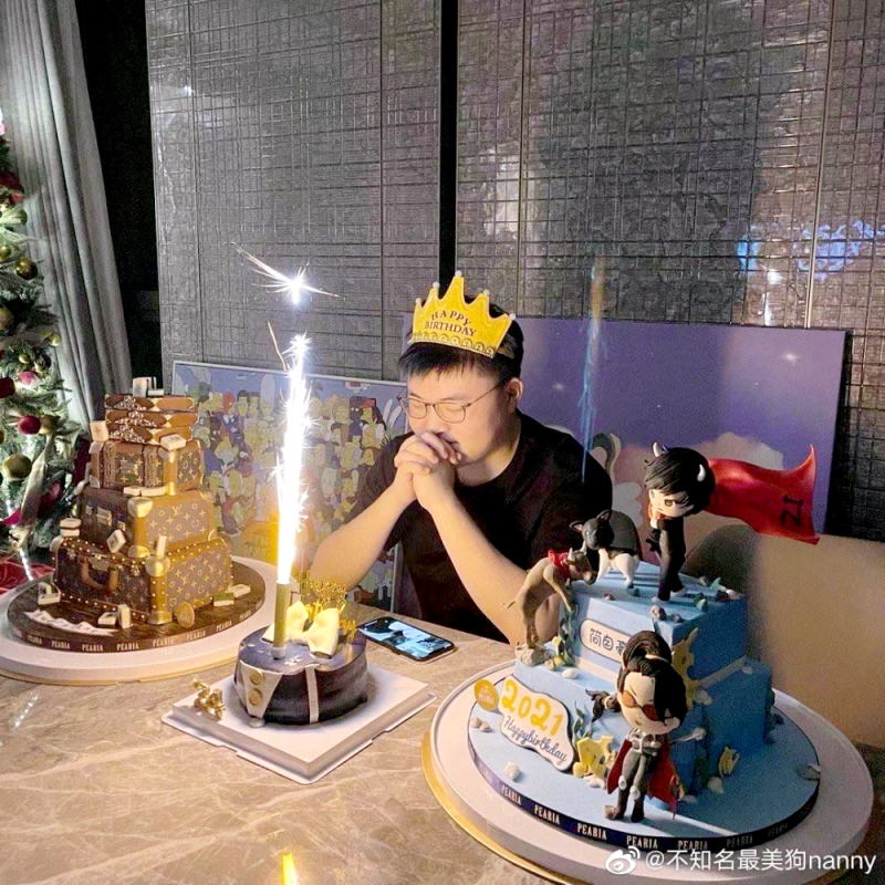 UZI过生日收到两件特别的礼物一个是女友的另一个是老板的