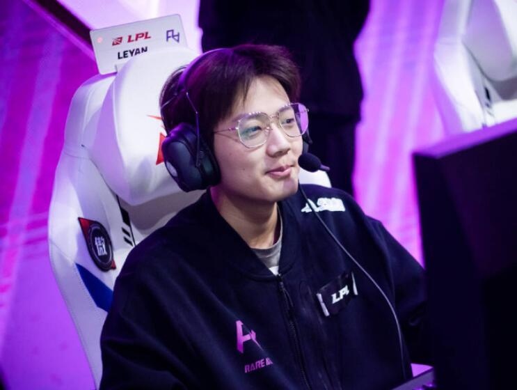 小乐言直播首秀频繁进入rookie直播间肉鸡得知后反应很暖心