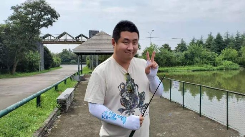传奇狙神70kg过生日了网友纷纷送上生日祝福场面很温暖
