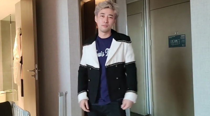 钱小佳前往女性朋友家中直播翻箱倒柜中发现朋友竟然是个富婆