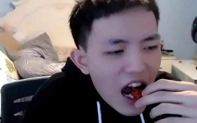 明凯立flag冲击荣耀止步42星直播兑现承诺剃光头网友真汉子
